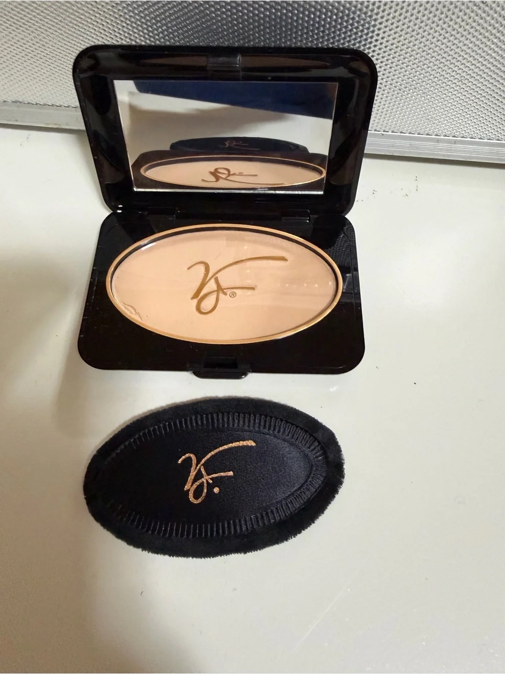 Victoria Jackson vintage makeup compact in medium shade new box